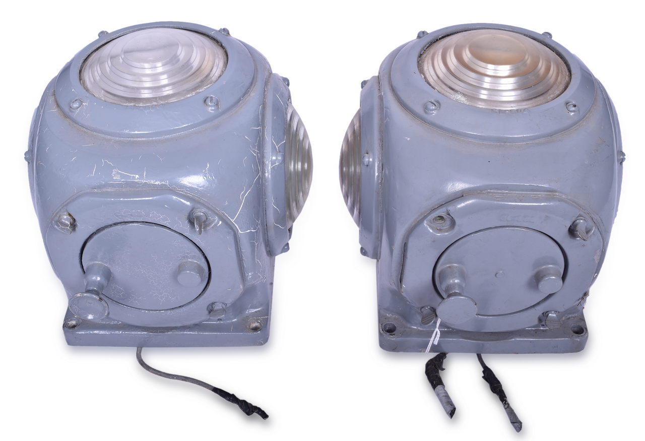 5567 - Pair of Metra / Chicago and North Western Chicago Bi-Level Gallery Coach Marker Lights thumbnail