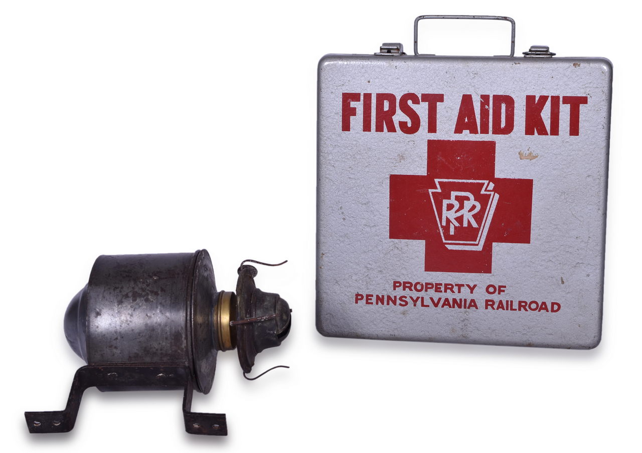 8068 - Pennsylvania Railroad Partial Wall Lamp and First Aid Kit thumbnail