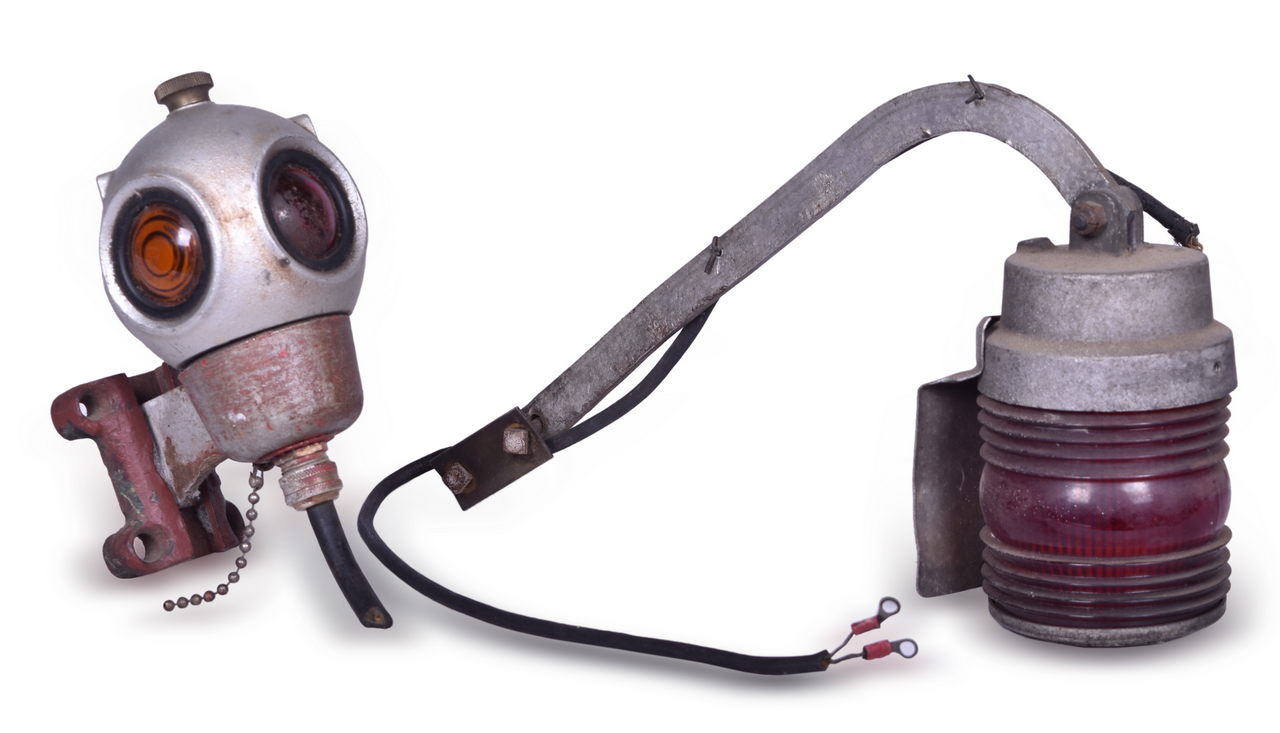 1278 - Railroad Crossing Gate Lamp w/ Fresnel Lens and Cannonball Style Caboose Marker thumbnail