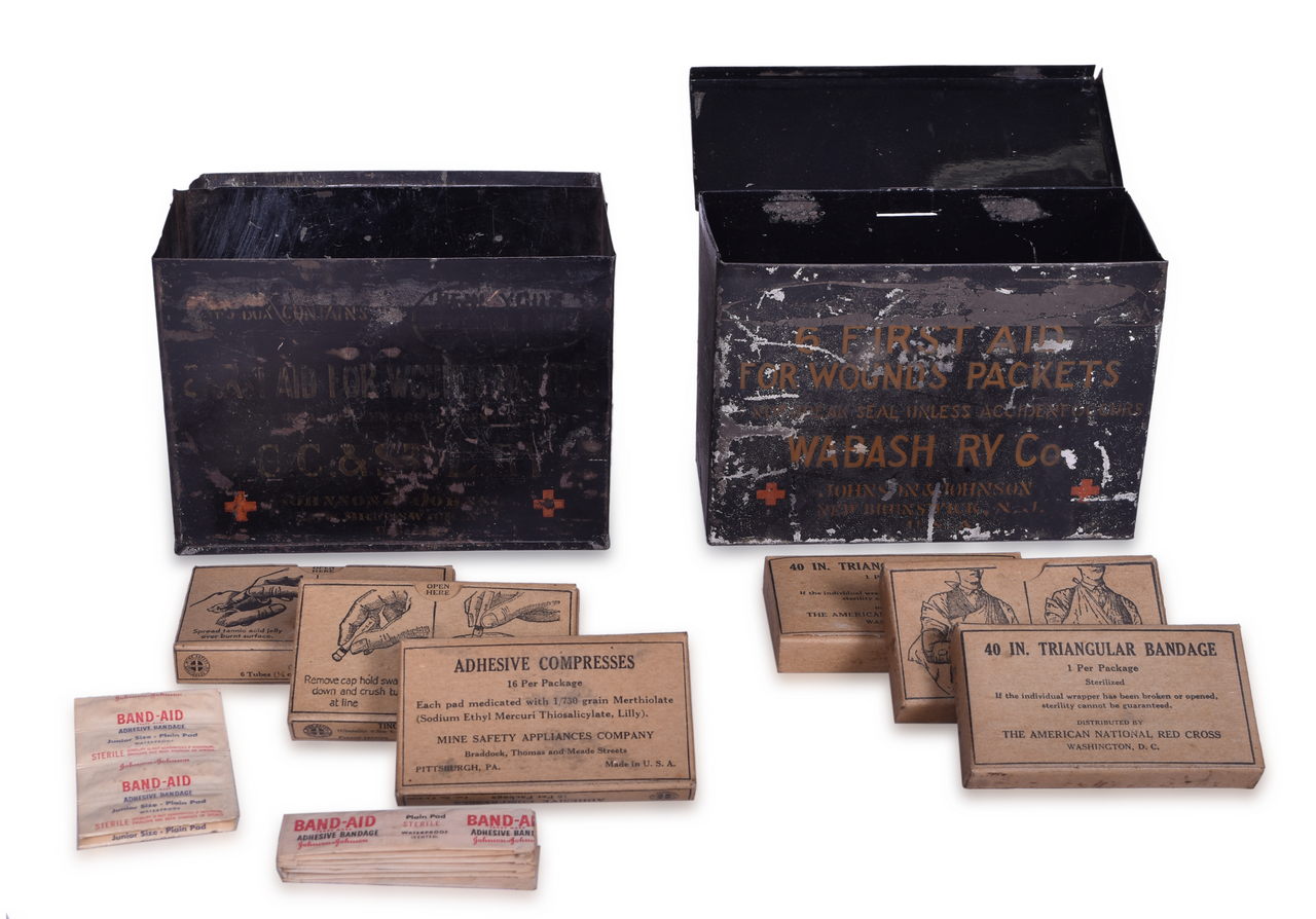 1420 - Wabash Railway and Cleveland, Cincinnati, Chicago & St. Louis Railroad Metal Box First Aid Kits thumbnail