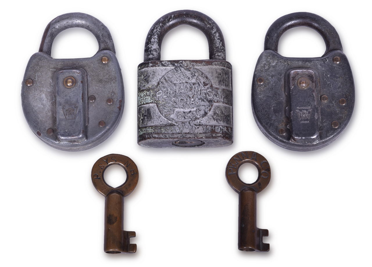 2266 - Pennsylvania / Penna Co Railroad Signal Locks and Brass Keys thumbnail
