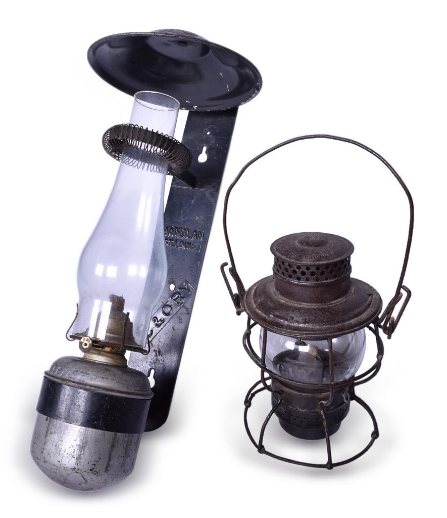 4162 - Chesapeake and Ohio Handlan Caboose Wall Lamp and Kero 250 Lantern w/ Clear Etched Globe thumbnail