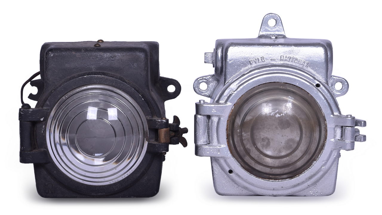 5194 - Pair of Pyle National 1093N Railroad Marker Lamps thumbnail