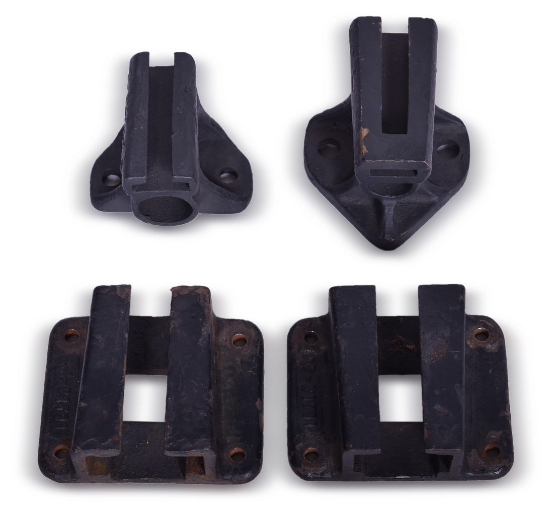 5300 - Two Pairs of Cast Iron/Brass Brackets thumbnail