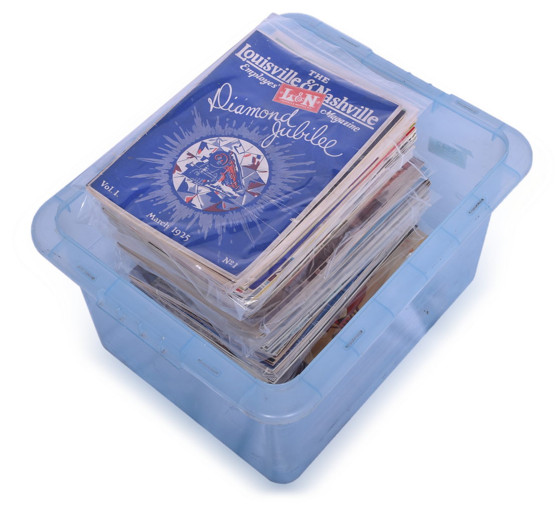 5542 - 131 Issues of the Louisville and Nashville Employee Magazine 1925-1984 - Includes Issue #1! thumbnail