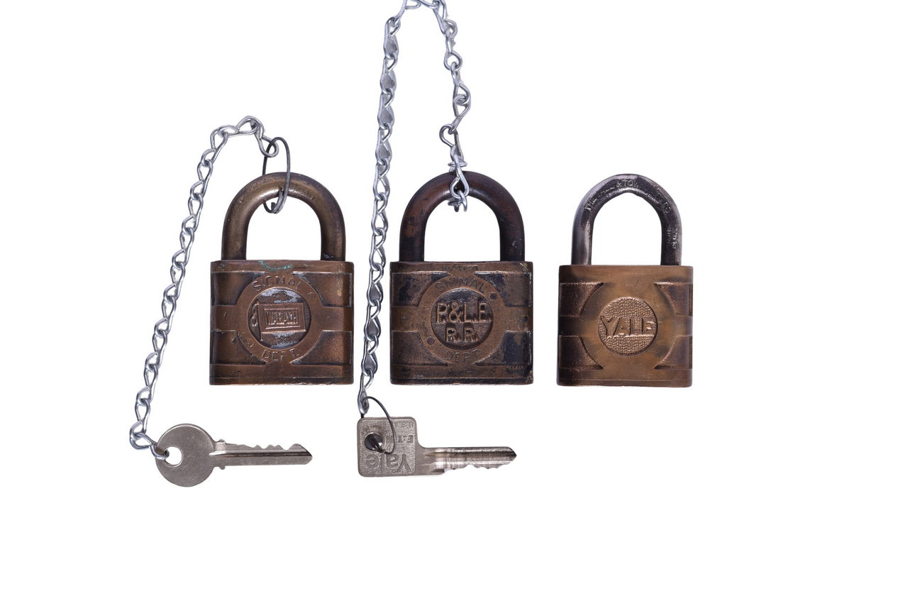 6066 - Three Yale Railroad Locks- Wabash, Pittsburgh & Lake Erie, Unmarked thumbnail
