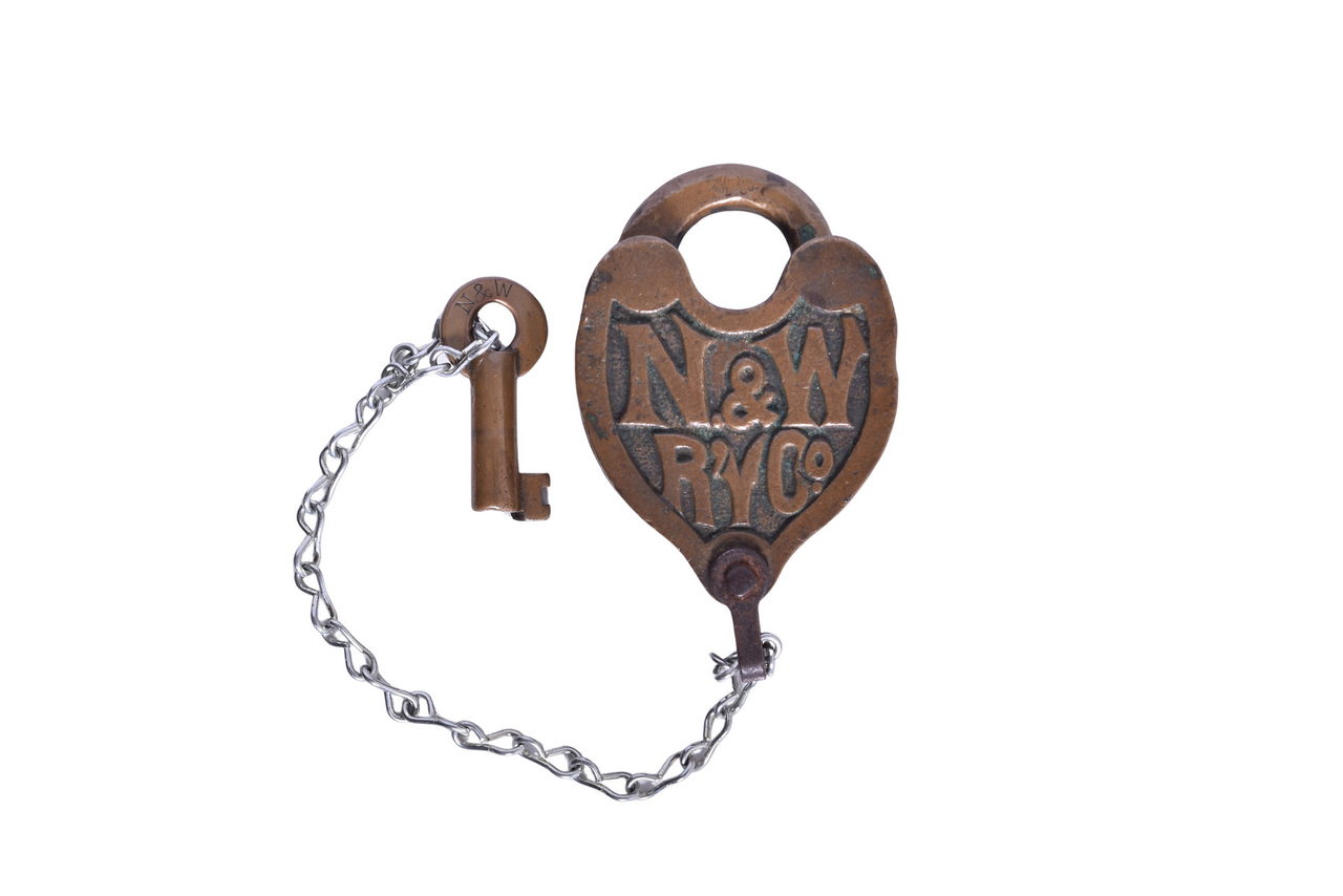 6080 - Heart-Shaped Norfolk and Western Railway FS Hardware Brass Lock with Key thumbnail