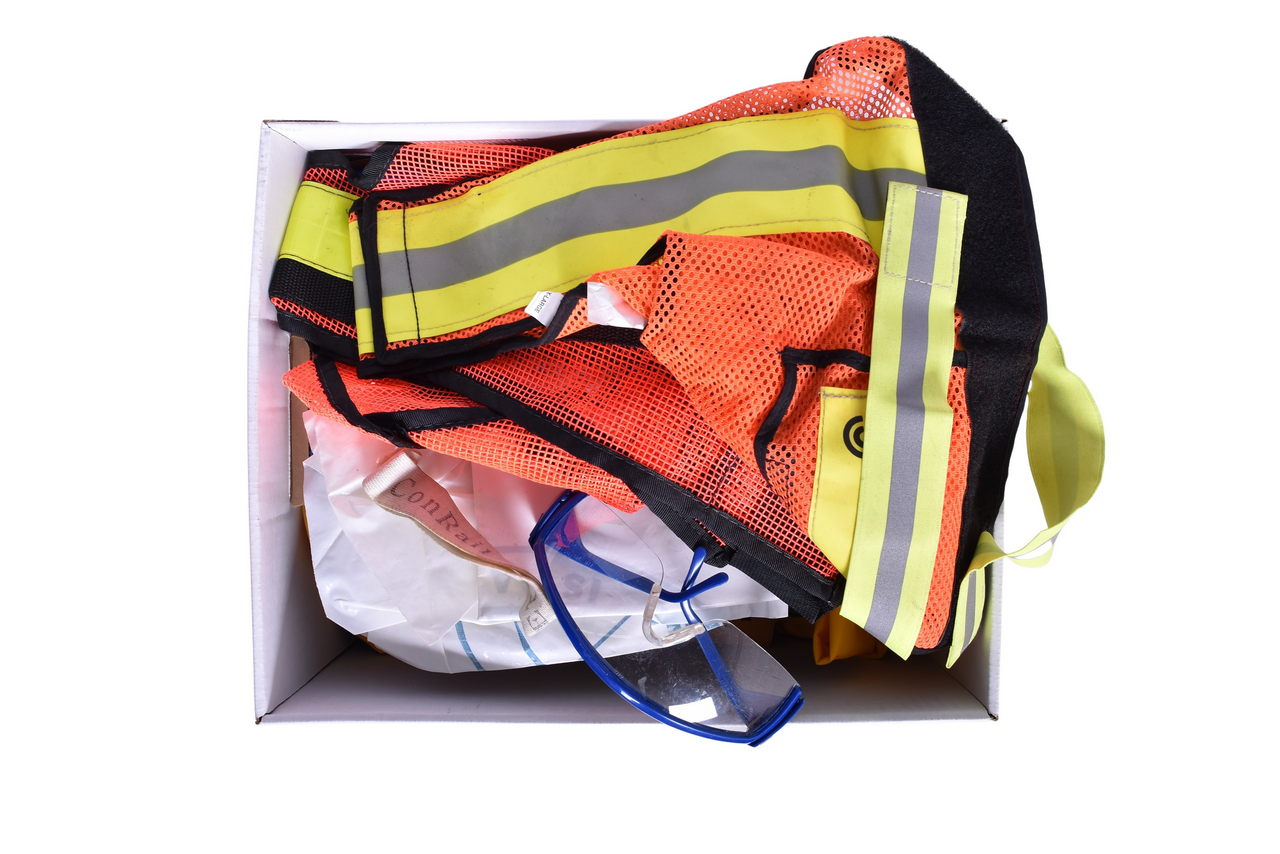 6268 - Large Group of Conrail Crew Gear - Safety Glasses, First Aid Kits, Crew Paks, Duffle Bags, etc. thumbnail