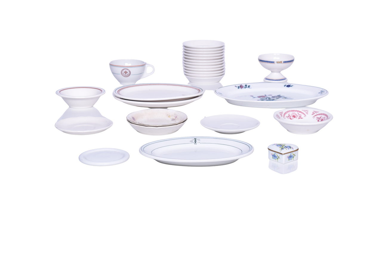 1003 - Twenty-Six Pieces of Railroad Restaurant Ware China - Oval Platter Plates, Fruit Bowls, Ice Cream Cup, Saucers, Etc. thumbnail