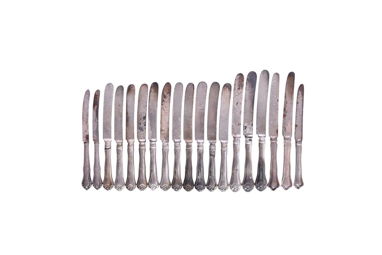 1097 - Nineteen Pieces of Southern Railway and Queen Crescent Silver Flatware Knives thumbnail