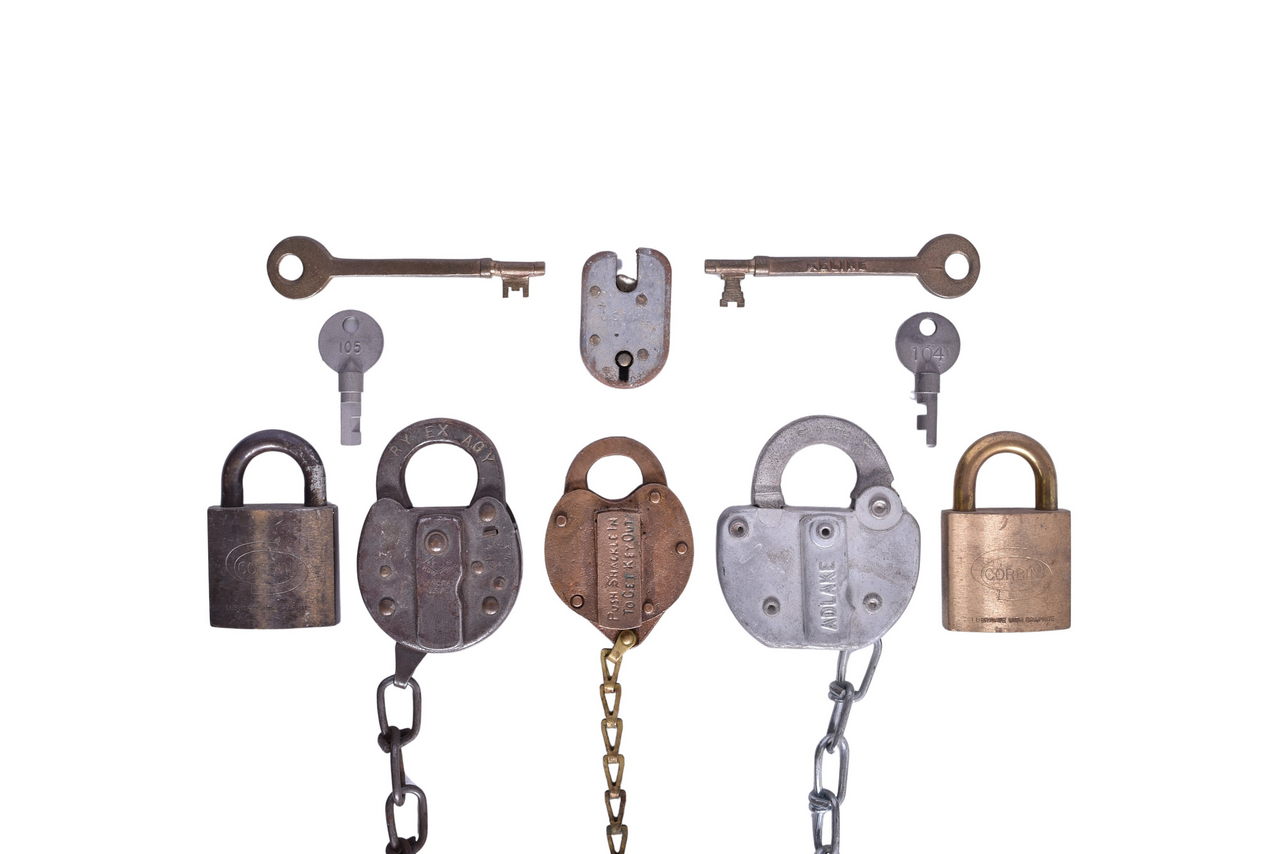 1325 - Mixed Group of Railroad Locks and Keys - Western Union, Railway Express Agency, US Mail, and Missouri Pacific thumbnail