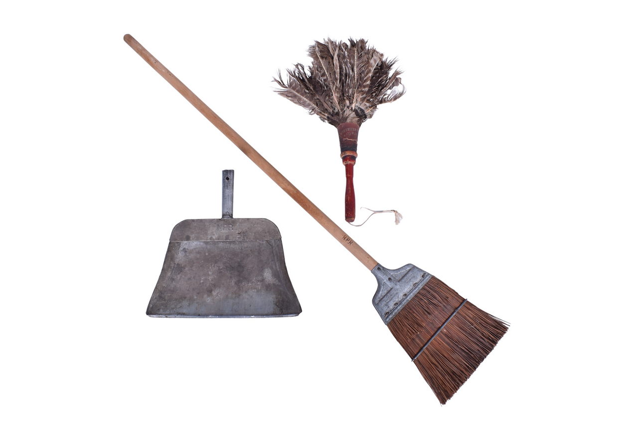 1463 - Northern Pacific Railroad Feather Duster, Broom, and Dust Pan thumbnail