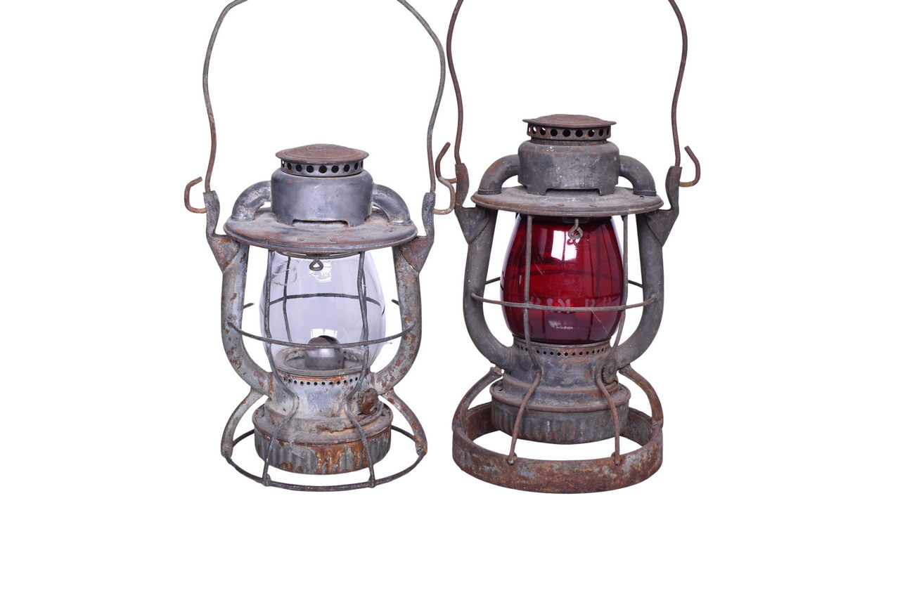 2152 - Pair of Dietz Vesta Boston and Maine Railroad Lanterns - Red & Clear Globes, Weighted Base thumbnail