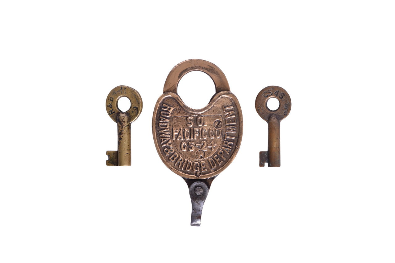 2271 - Southern Pacific Railroad Brass Heart Shaped A&W CS-24 Roadway & Bridge Department Lock and Keys thumbnail
