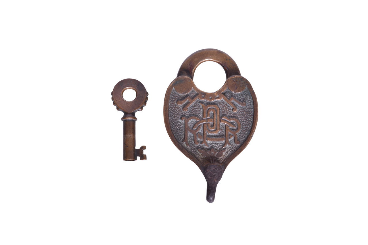 2537 - Pennsylvania Railroad Co. Fancy Cast Brass Heart Shaped Lock w/ 1922 Knobby Hilt Key thumbnail