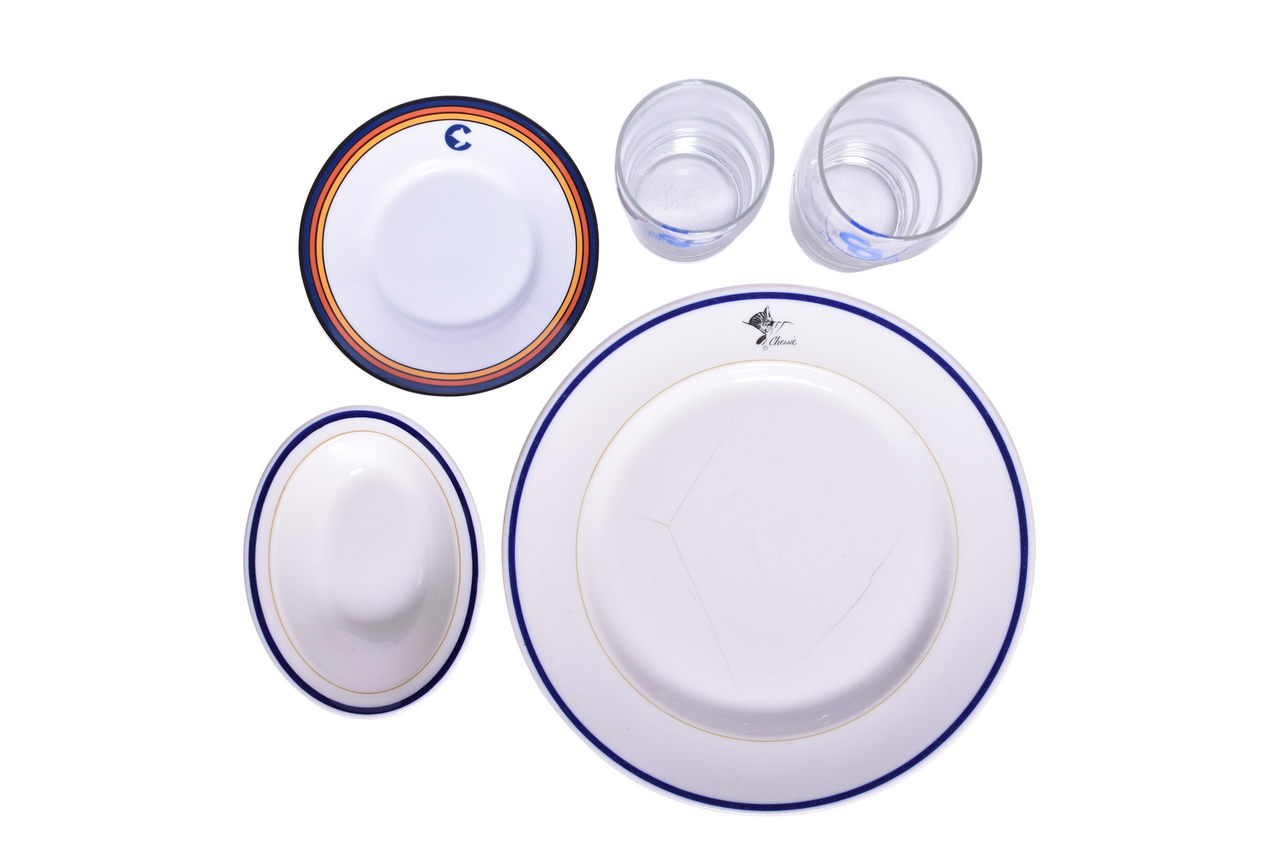 3151 - Five Pieces of Chesapeake and Ohio Railroad China and Glassware - Chessie Plate, Oval Bakers Dish, and More thumbnail