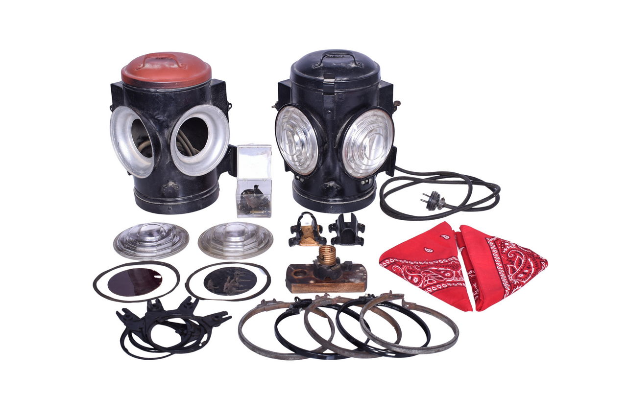 3704 - Pair of South Shore Line Railroad Lanterns thumbnail