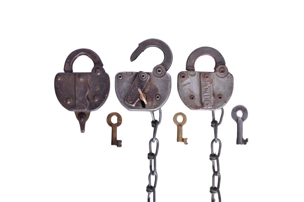 3709 - Group of Railroad Steel Locks and Brass Keys - Louisville & Nashville, Reading, Erie, and Tidewater Point thumbnail