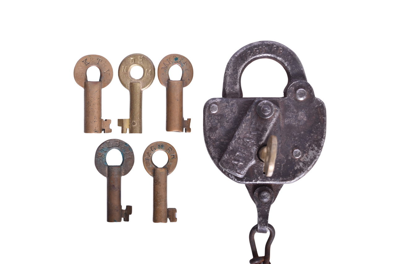 4257 - Group of Six Texas Railroad Lines Brass Keys and International Great Northern Steel Lock thumbnail