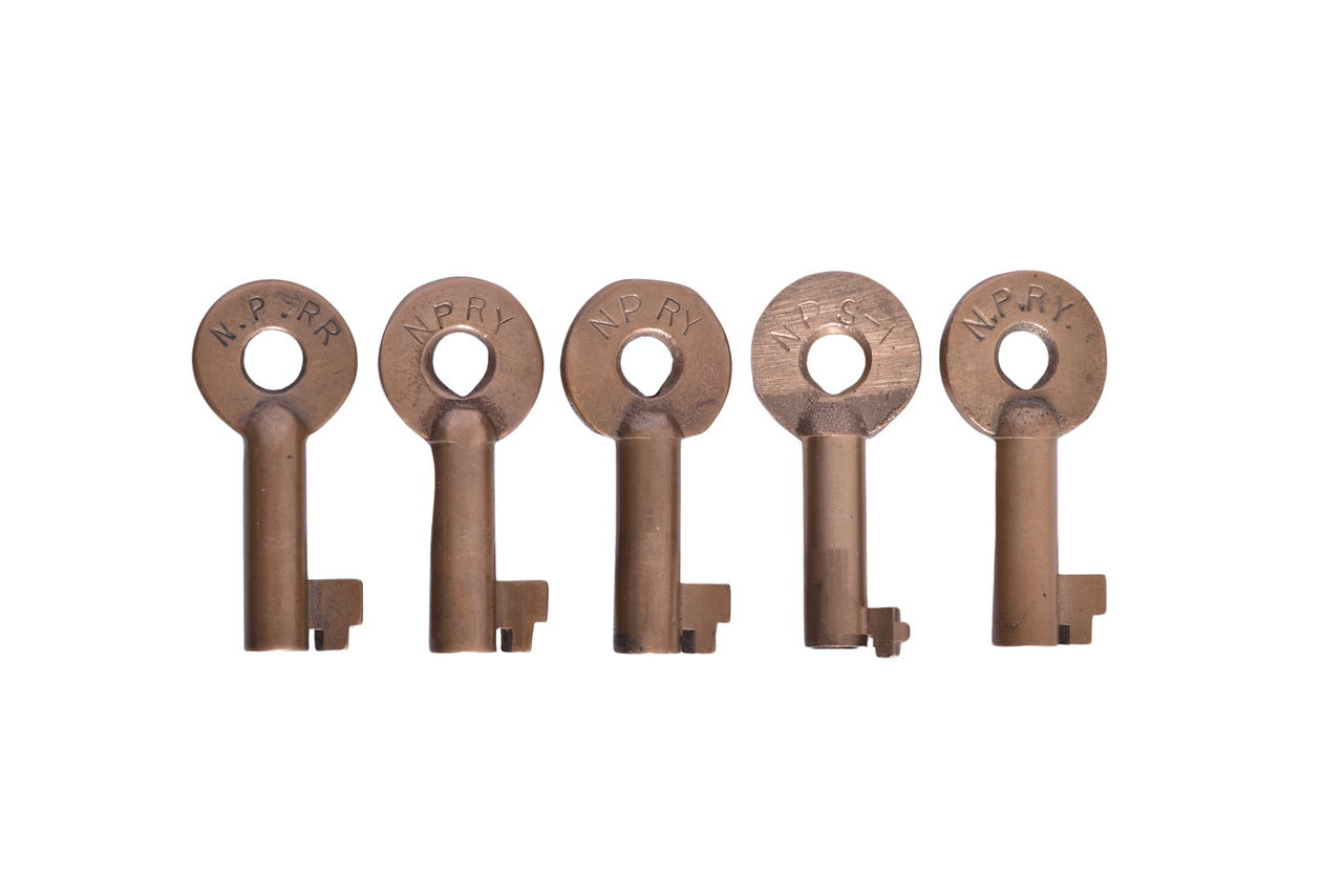 5003 - Five Northern Pacific Railway Adlake Brass Keys thumbnail