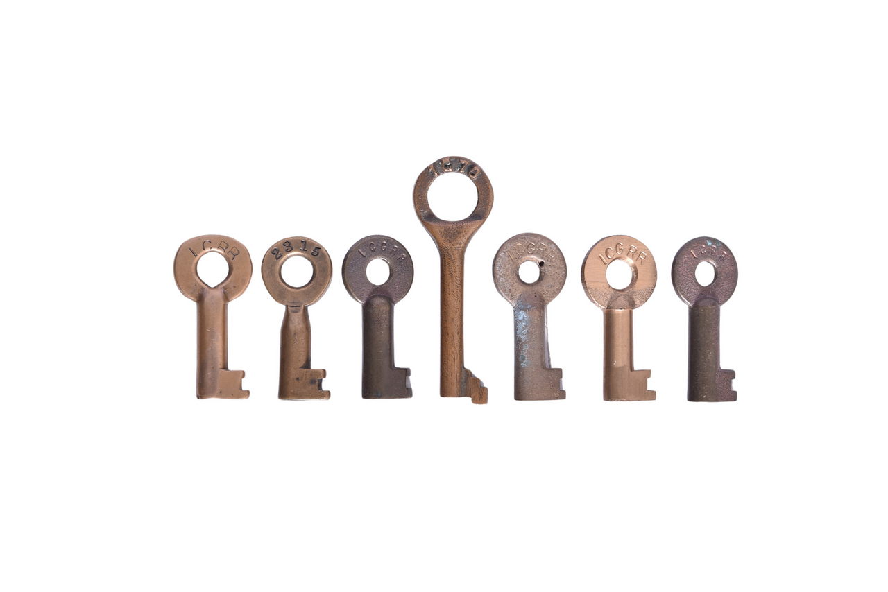 5025 - Seven Illinois Central and Illinois Central Gulf Railroad Keys and Coach Key thumbnail