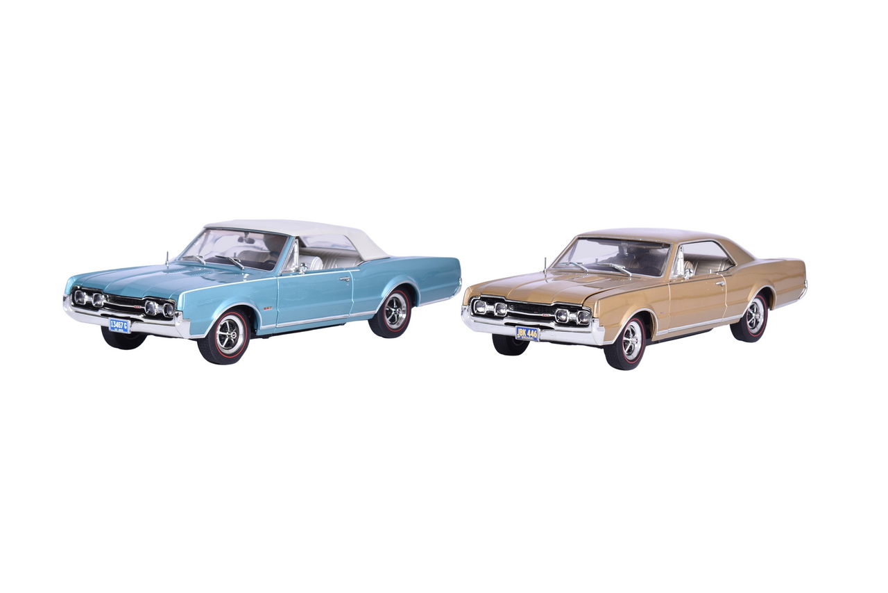 3000 - Pair of Highway 61 1:18 1966, 1967 Oldsmobile 4-4-2 Model Cars thumbnail