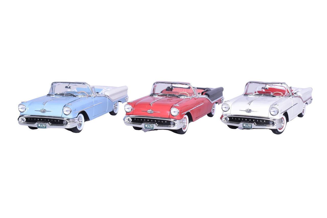 3039 - Three Road Signature 1:18 Die Cast 1957 Oldsmobile Super 88 Models thumbnail