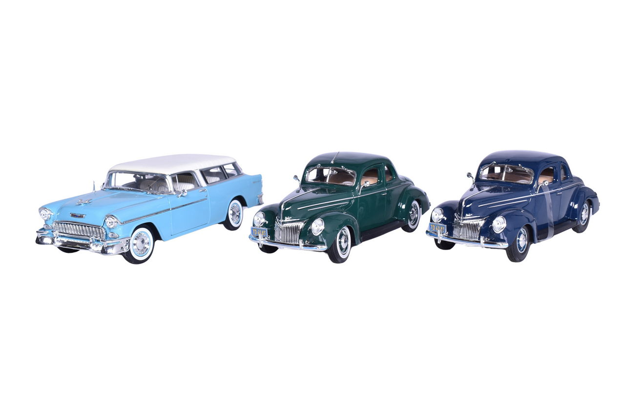 3049 - Three Maisto 1:18 Die Cast Models - 1939 Ford Deluxe and 1955 Chevrolet Nomad thumbnail