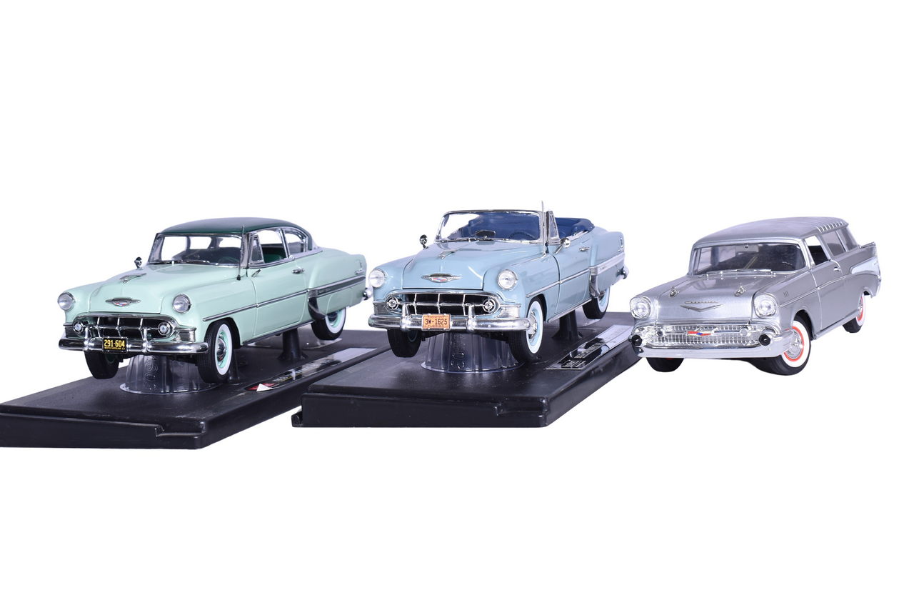 3056 - Three 1:18 Die Cast 1950s Chevrolet Bel Air Models - Road Signature and Sun Star thumbnail