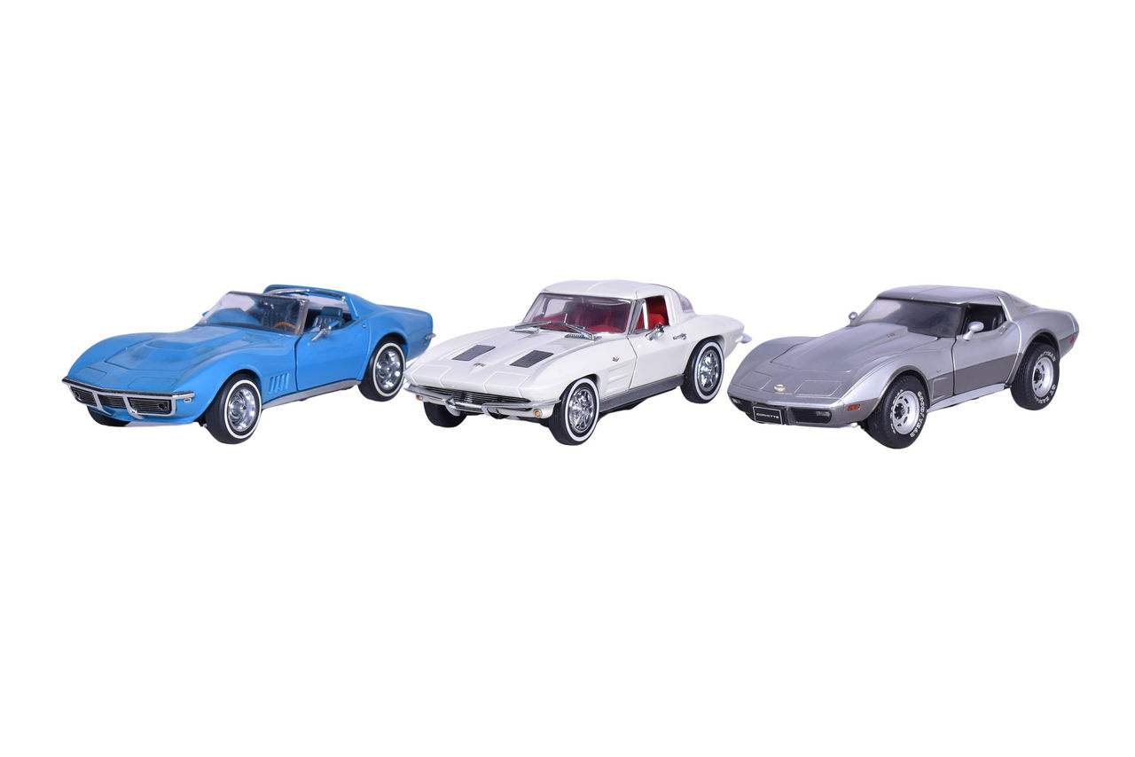 3084 - Three Franklin Mint 1:24 Die Cast Chevrolet Corvette Models - 1963, 1968, 1978 thumbnail