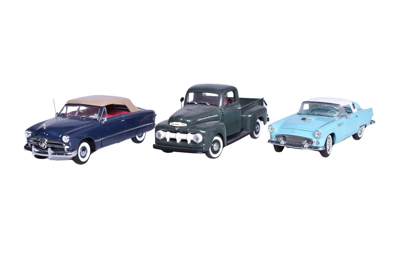3092 - Three 1:24 Die Cast 1950s Ford Models - Convertible, Thunderbird, F-1 Pickup - Franklin Mint thumbnail