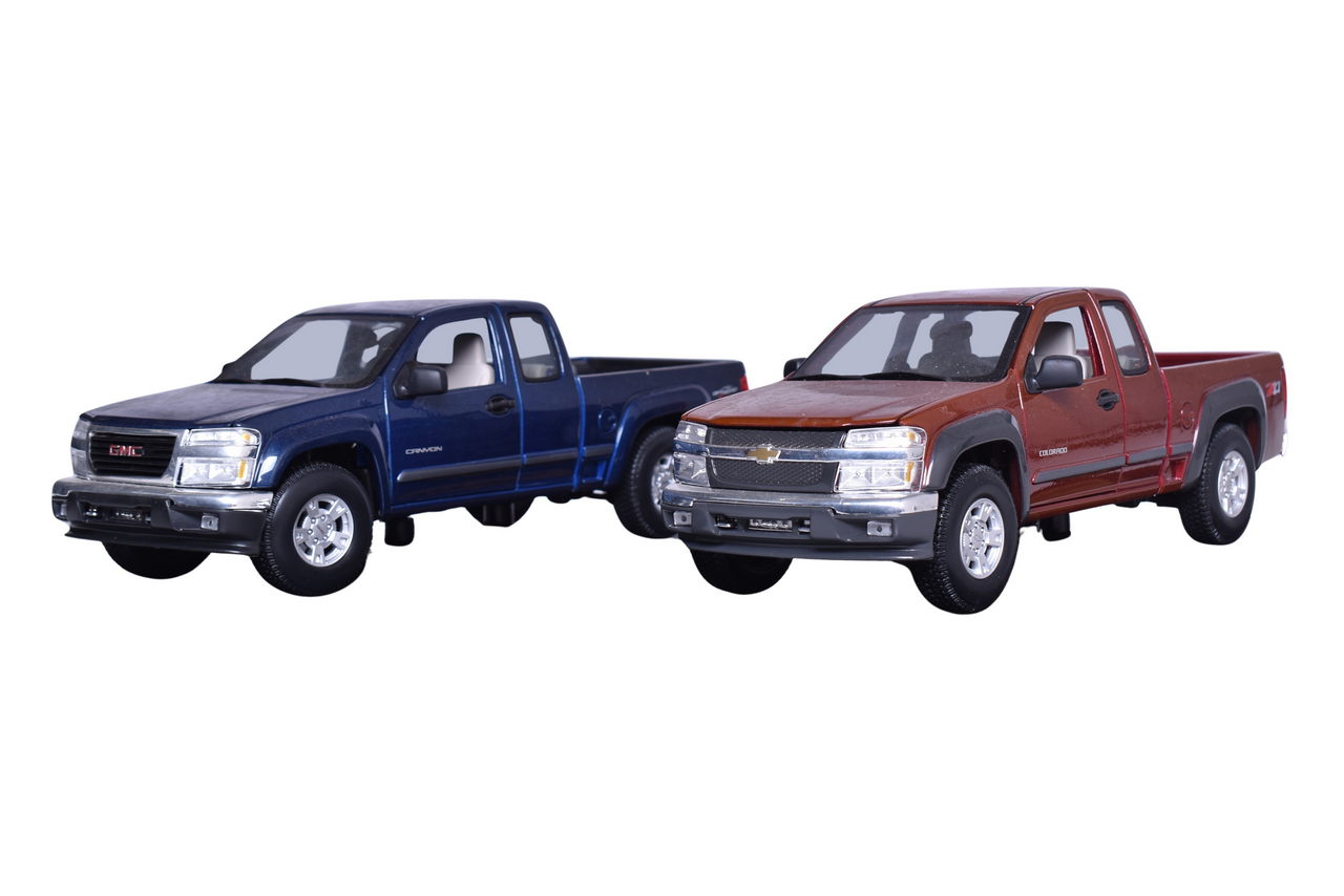 3241 - Two Maisto 1:18 Die Cast 2004 Chevrolet, GMC Truck Models thumbnail