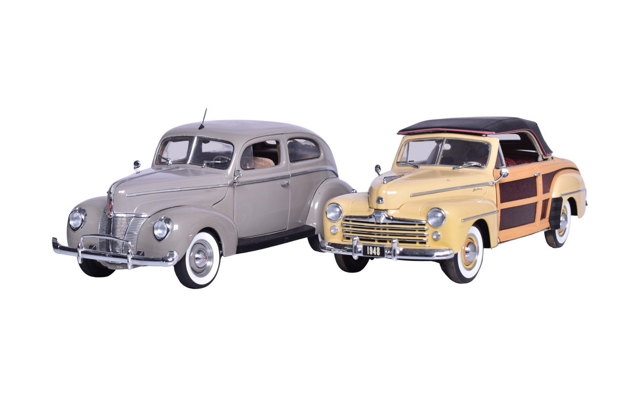 3244 - Two Danbury Mint 1:24 Die Cast 1940s Ford Models thumbnail