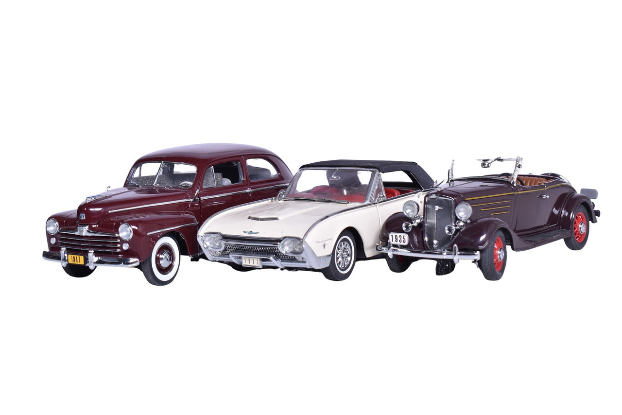 3264 - Three Danbury Mint 1:24 Die Cast Models - Ford Thunderbird, Tudor Sedan, Chevy Roadster thumbnail