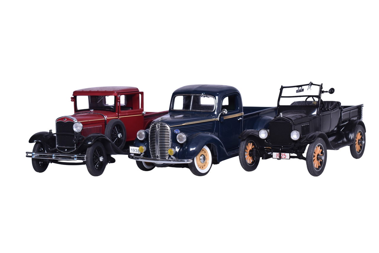 3266 - Three Danbury Mint 1:24 Die Cast 1920s/30s Ford Truck Models - Pickup, Model A Pickup, Model T Runabout thumbnail