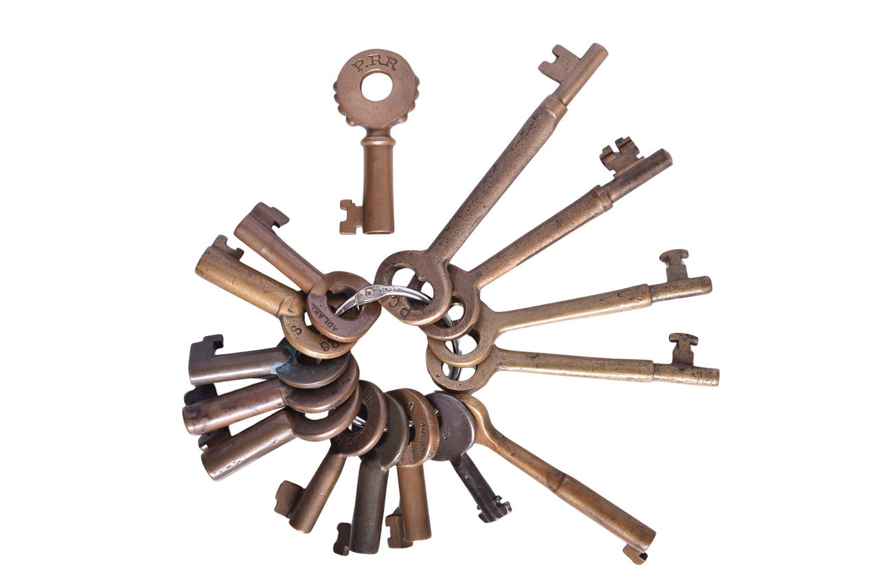 6044 - Fifteen Railroad Keys - Pennsylvania Knobby Hilt, Wabash, Illinois Central, Union Pacific thumbnail