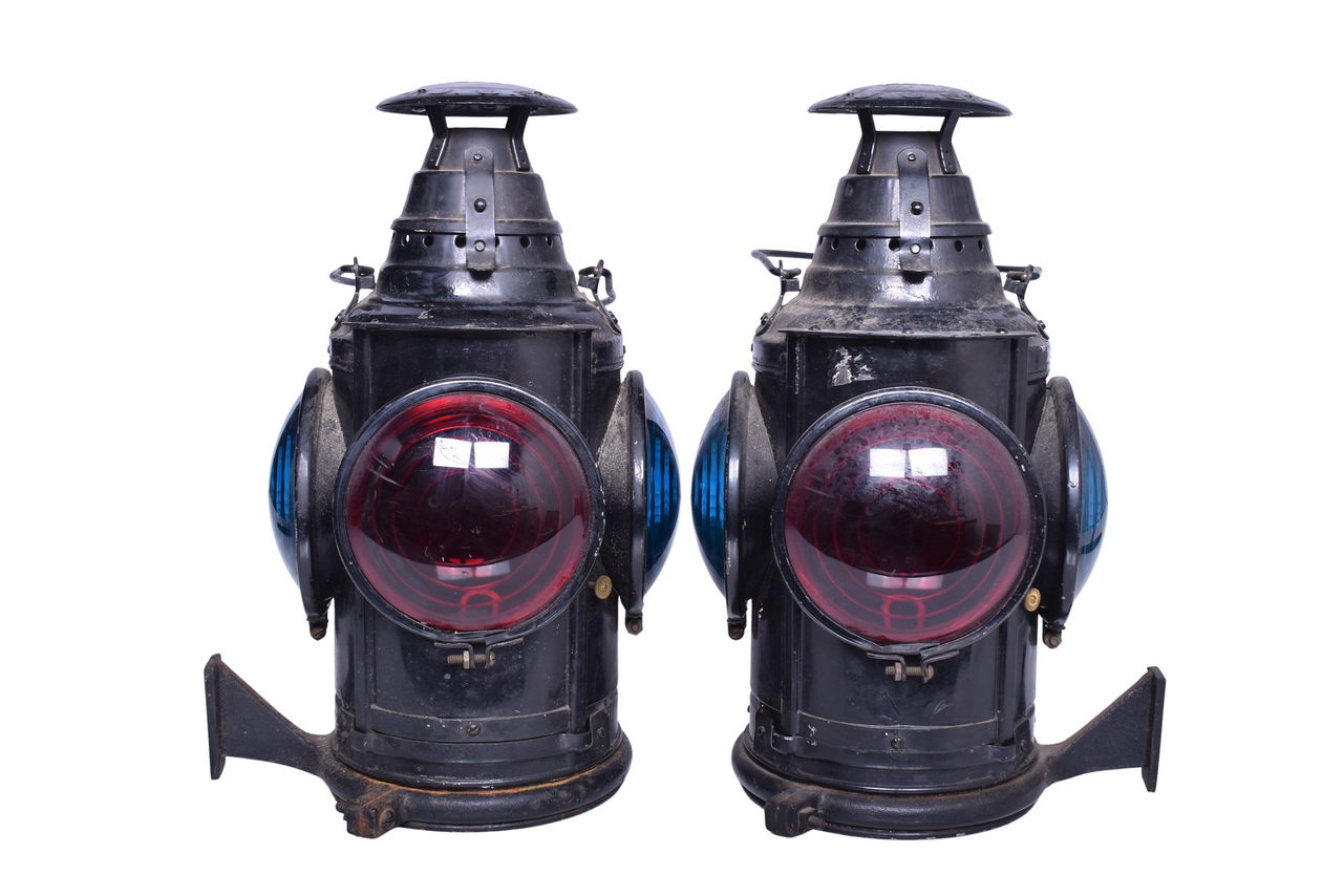 6668 - Matched Pair of Dressel Caboose Marker Lamps thumbnail
