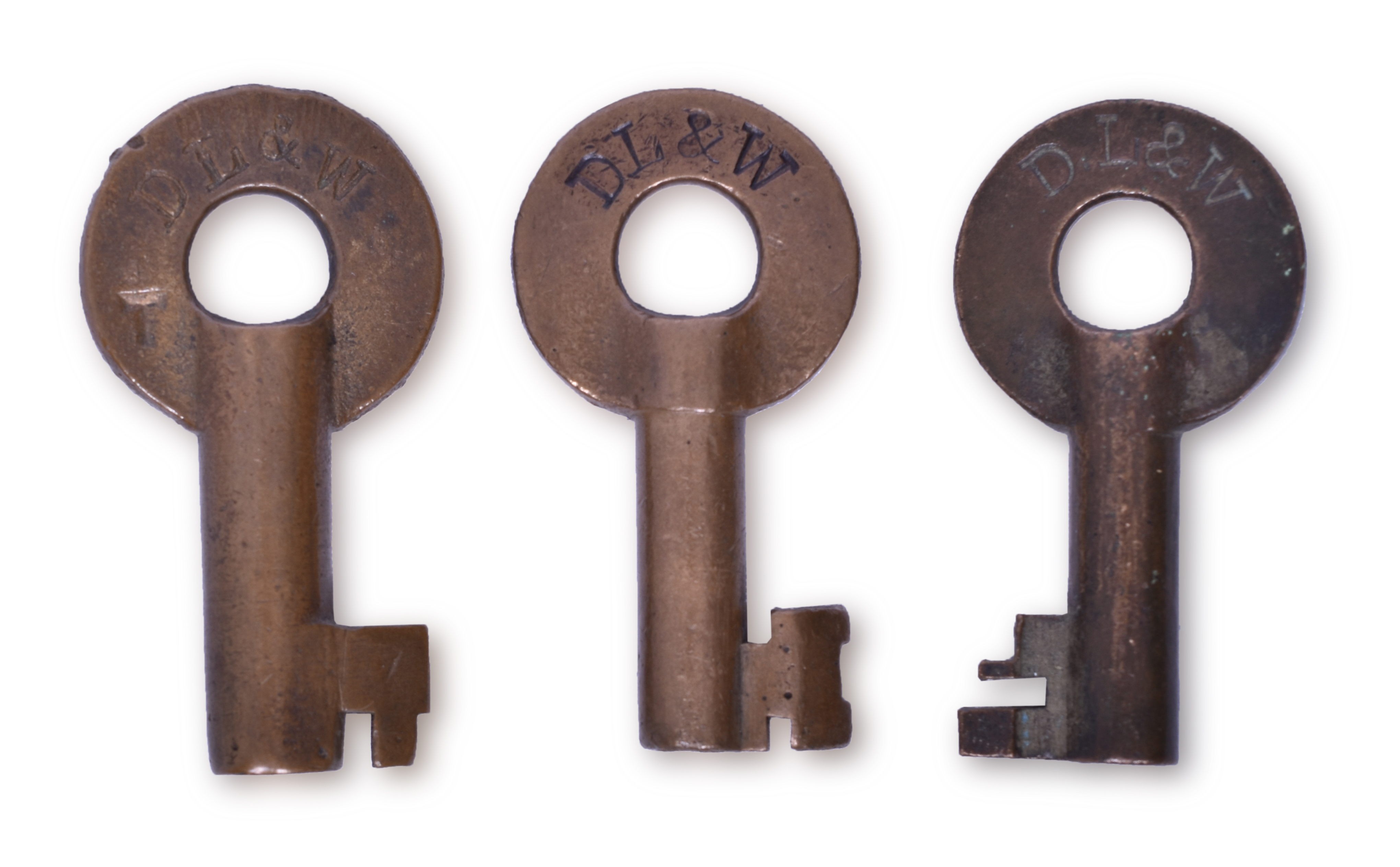 2044 - Three Delaware Lackawanna and Western Railroad Fraim Serif Font Brass Keys thumbnail