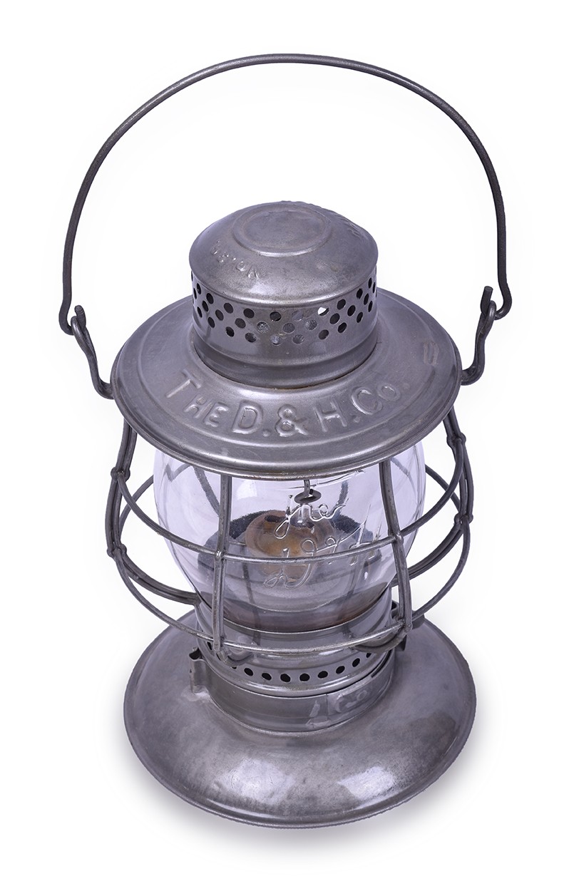 316 - Dietz No. 39 Delaware and Hudson Bell Bottom Railroad Lantern w/ Clear Cast Logo Globe thumbnail