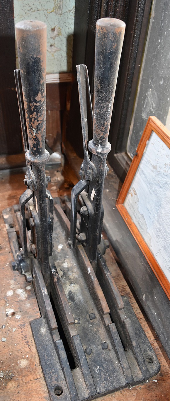 446 - Train Order Signal with Blades, Desk Levers, Pole, and Bearing thumbnail