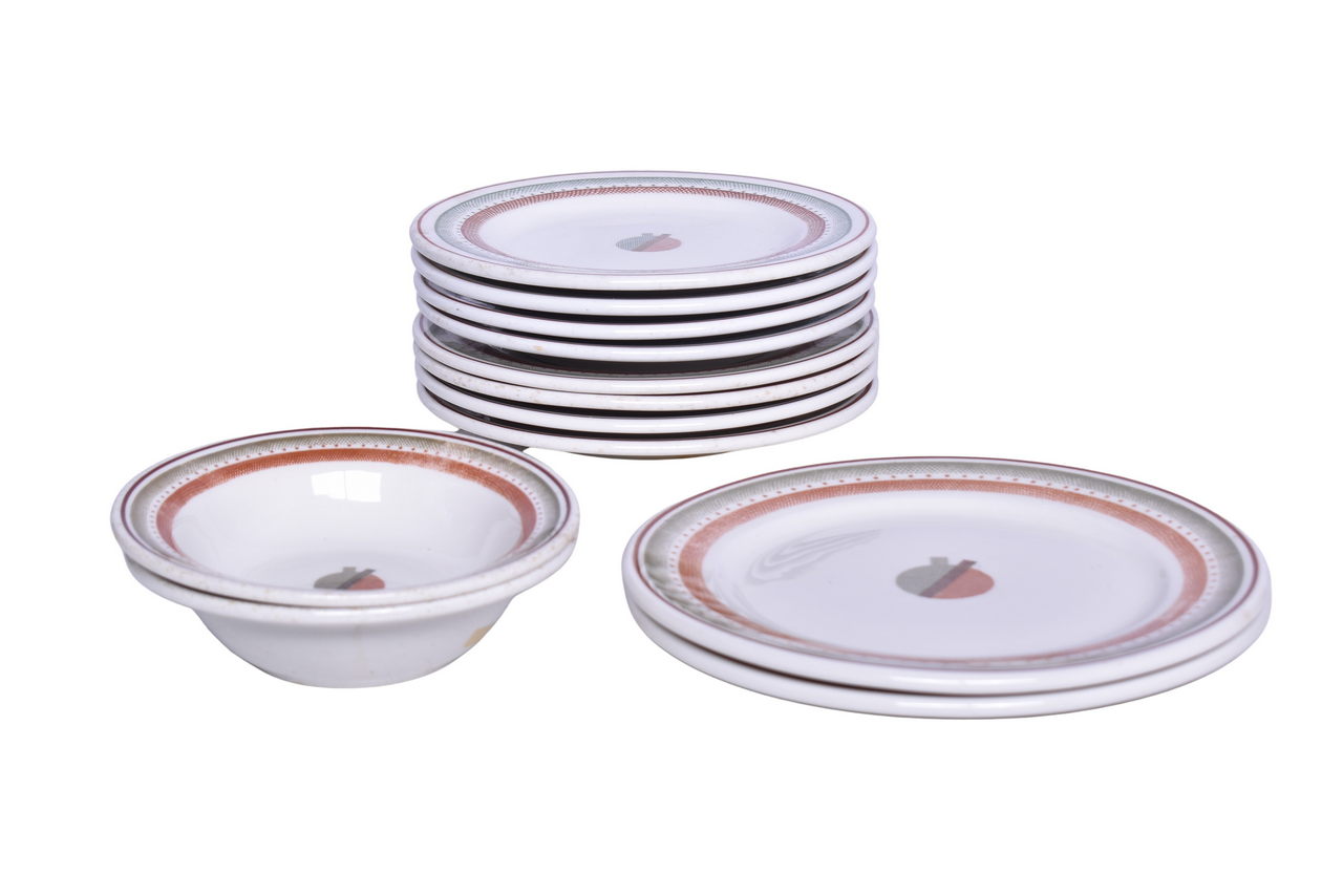 1575 - Twelve Pieces of Pennsylvania Railroad China Broadway Limited Bowls, Dinner Plates, and Jade Plates thumbnail