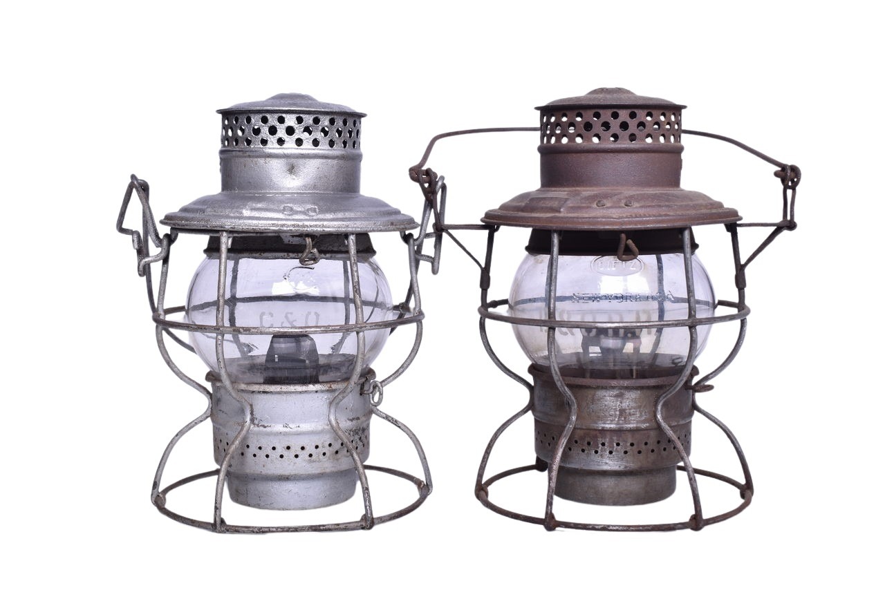3018 - Pair of Chesapeake and Ohio / Baltimore and Ohio Railroad Lanterns - Adlake Keros thumbnail