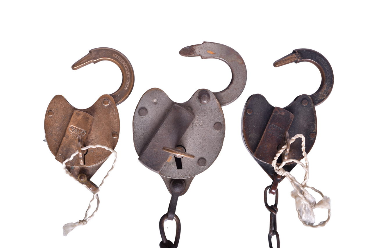 3122 - Three Heart-Shaped Louisville and Nashville Railroad Locks with Keys thumbnail