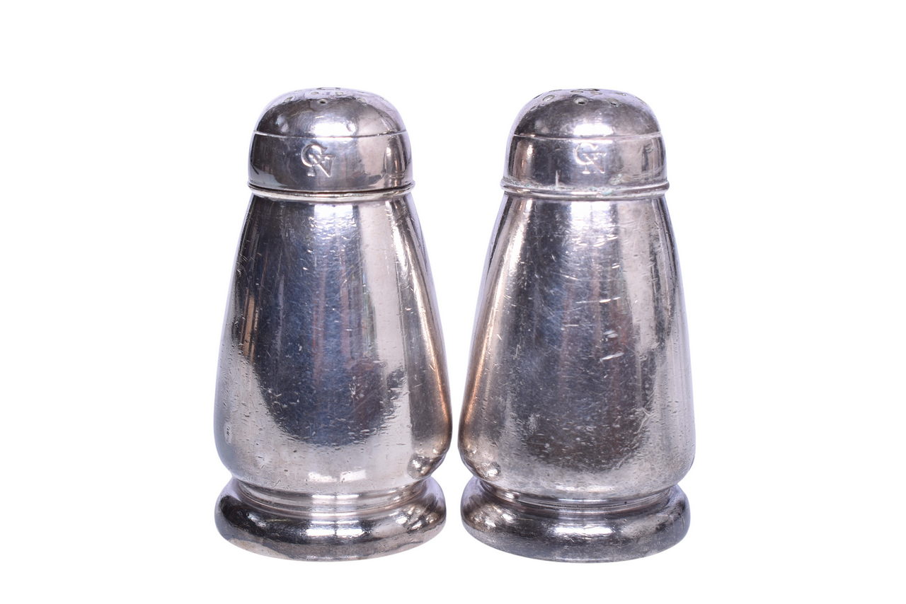 3203 - Pair of Great Northern Railway Salt and Pepper Shakers thumbnail