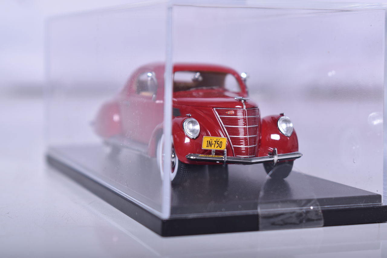 141 - NEO Scale Models 1937 Lincoln Zephyr Coupe thumbnail